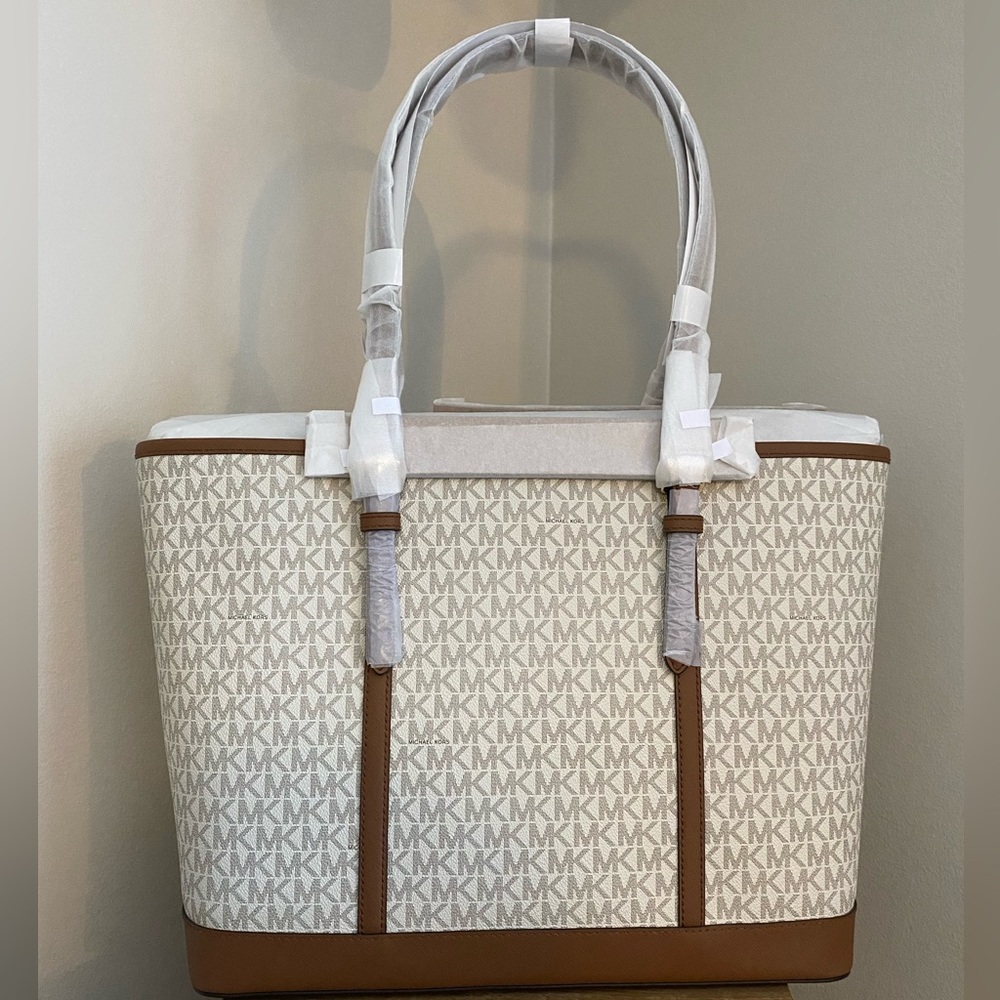 Jet Set Travel Large Logo Tote Bag - Picture 3 of 6